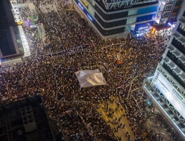 Χιλιάδες διαδηλωτές στους δρόμους του Χονγκ Κονγκ: Ζητούν και ανεξαρτησία από την Κίνα